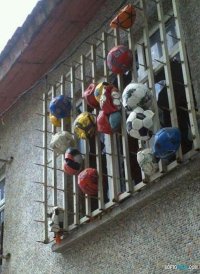 Забытые футбольные мячи со всего мира