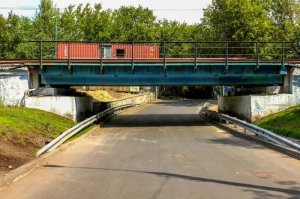 Ул. Складочная, Москва. Знак 2,2 м висит. Трубы ограничительные стоят. При этом происходит примерно так - один дурак-газелятор сносит трубу и, пока ее не поставят на место, другие такие-же застревают под мостом. Недавно наблюдал картину, как Портер решил все-таки просочиться - дури хватило, обдирая крышу фургона упорно лез, его аж к земле придавило. Объехал, говорю - "Дурак спусти колеса, не уродуй машину, проедешь, подкачаешь, чуть-чуть не хватает!" Пофиг, дурь сильнее...