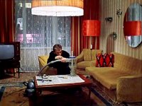 Кстати, обратили внимание, насколько неуютно выглядит дом? Ни полка книг, ни коврик не заменят настоящей души! Буржуйские дома - это врéменные сараи - пожить-продать-переехать. Как цыгане. Русский дом - там всё делается "для себя" и на века, даже гвоздик в стене для пальто. 
Всем известный кадр...



...может и не лучший экземпляр уюта, но уж точно на порядок теплее вот этой психушки с белыми стенами!