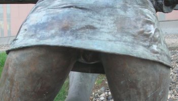 интересно, а что у нее под юбкой)