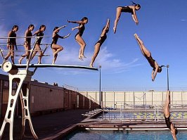 Случайно падают плашмя, пытаясь удержать равновесие, цепляясь руками и ногами. А она специально упала, может шансов на победу особо не было, не знала, что Хью Хефнер помер, думала приютит в особняке, пожалеет пару раз. Но теперь о ней знают все, кто в этой шлюшной теме. Аж до России докатилось.