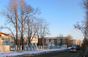 У автора ошибка.  На Иркутской фотке на самом деле улица Жукова, перекрёсток с ул. Мира...
Но непосредственно в кадре именно ул. Жукова...
Это даже на торце дома написано...
Вот улица Мира