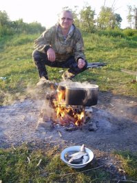 Мне чтобы всё рыбацкое барахло запихать , надо чтобы салон пустой был ))А тут уже не развернуться (( Я бы половину повыкидывал , все эти плиты , раковины от которых сбежал из дома )) Для меня еда вкуснее на природе приготовленная вот так ))