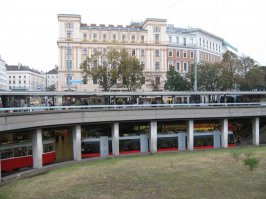 на развязках, кстати, и там, и, скажем, в Вене - метро проходит _над_ трамваем: