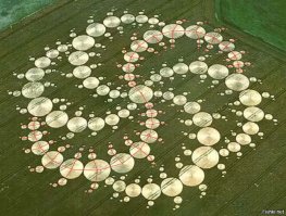 Да, да, да. Ты прав. Ни симметрии, ни геометрии, ни математики.  :)
(не говоря уже о том, что четыре луча имеют по 13 образующих дугу кругов, а два луча имеют 12 кругов)