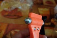 так чё сразу то не догадался, болван! Аварийный молоток разруливает и экономит время!