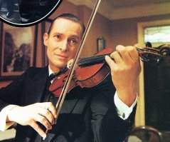 Есть только два настоящих Шерлока Холмса (на вкус).
Остальные - клоуны.