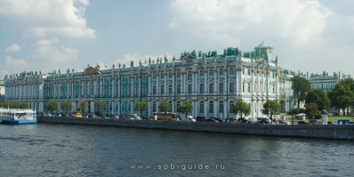 "классическое" фото Зимнего дворца ... и обратите внимание на маленькую башенку на крыше дворца справа - это водонапорный бак ...
и для справки - более половина башенок на домах в "старом Петербурге" прятали внутри водонапорные баки.