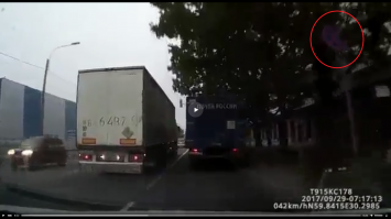 Хотелось бы начать с того, что "ПДД РФ: п.9.10. Водитель должен соблюдать такую дистанцию до движущегося впереди транспортного средства, которая позволила бы избежать столкновения, а также необходимый боковой интервал, обеспечивающий безопасность движения." В данном случае, начни грузовик-почтовик тормозить, рег. без проблем бы успел оттормозиться, потому как для такой скорости дистанция была достаточной. Но это, как и пункт ПДД, касается лишь рега и грузовика-почтовика - к припаркованному авто данный пункт отношения не имеет. Был один судебный прецедент: ДТП - три автомобиля столкнулись паровозиком, первый затормозил, второй в первого, третий во второго. Изначально виновниками признали второго и третьего. Но впоследствии третий смог доказать, что дистанции между ним и вторым было достаточно для безопасного торможения, но длину тормозного пути укоротил тот факт, что второй въехал в стоящего первого, а этого третий контролировать не мог. В итоге за всё пришлось отдуваться второму, который и не соблюдал дистанцию до первого.
Далее...
На 12-ой секунде видео видно знак 3.27. "Остановка запрещена". Дальше, по ходу движения, нет ни знаков, ни перекрёстков, отменяющих действие данного знака, вплоть до места ДТП.
Данную дорогу можно глянуть на картах по координатам 59.837752, 30.303057
Соответственно, белый автомобиль был припаркован с нарушением ПДД. Если рег наймет хорошего адвоката, то, возможно, сможет доказать, что не мог знать о нахождении в месте ДТП припаркованного автомобиля и, судя по видео, не имел возможности избежать ДТП.
Единственное, что может негативно повлиять на ситуацию, это то, что рег не тормозил, согласно ПДД, а пытался объехать стоящий авто.