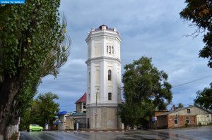 Водонапорная башня "Белый бассейн" в Феодосии. Построена в конце 19-го века, при непосредственном участии Айвазовского. Используется по назначению и поныне.)