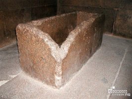 Вот это тоже известняк?
И его вырубали при помощи бронзовых орудий?
Серьезно?