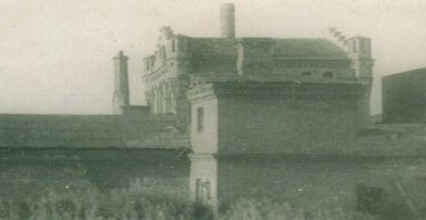 Добавлю еще один - пивзавод Богемия в Великом Новгороде ( не Нижний !!)
Здесь располагался основанный в 1878 году первый новгородский пивзавод "Богемия". Завод пережил революцию и Великую Отечественную войну. С начала 70-х годов в связи с возрастающими объёмами производства напитков (помимо пива, завод выпускал квас и минеральную воду) была открыта вторая площадка (нынешний пивзавод "Дека"), а производство на старом месте постепенно стало сокращаться. Производство пива было прекращено в 1986 году, кваса   в 1990. За десять с небольшим последующих лет территория завода пришла в запустение, а сам завод подвергся разорению.