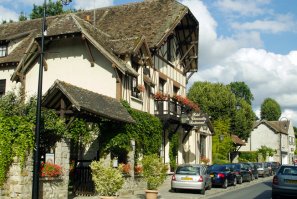 деревня под Парижем и деревня под Москвой, похоже Наполеон оставил Москву на прошлой неделе...