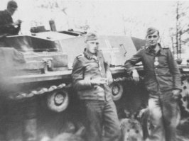 Виттман тоже начинал со штуга. На первом фото он (слева) со своим водителем Филиппом Фритцем у своего "Буссарда". 
Железный крест 2-го класса. 12 июля 1941-го.