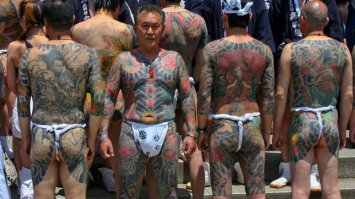 А ещё люди постарше там не рубят в компьютерах совсем, пользуются кнопочными телефонами. Катану в руках держали единицы, вакю ещё реже, на Сома Нома ой едешь, так местным "самураям" ёрой помогаешь надевать, в завязках путаются, я молчу как на конях держатся. Молодёжь вообще непонятно чем занимается порой, я не вкуриваю смысла половины шоу и их занятий, примерно как в Рено в фильме Васаби. Могут нажраться до потери пульса прямо на улице и поваляться в костюме. Петь не умеют - но караоке, ходят девки ряженые под аниме (бывает забавно). Пиво дрянь, саке только тёплое можно пить. Кухня хорошая (конечно суши за кухню считают только белые обезьяны). Татуированых один раз видал, они обычно отдельно моются.