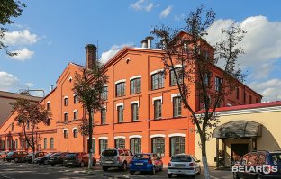 Минск.Пивзавод "Алiварыя".В 1864 году минской мещанкой Рохлей Фрумкиной на месте нынешнего завода была построена деревянная пивоварня, но эта информация документально не подтверждена. В 1894 году на этом месте граф Кароль Гуттен-Чапский построил паровой пивоваренный завод  Богемия ...  
Работает и сегодня.