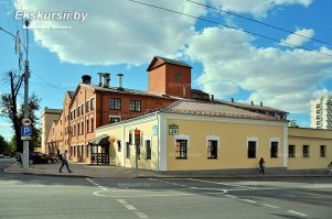 Минск.Пивзавод "Алiварыя".В 1864 году минской мещанкой Рохлей Фрумкиной на месте нынешнего завода была построена деревянная пивоварня, но эта информация документально не подтверждена. В 1894 году на этом месте граф Кароль Гуттен-Чапский построил паровой пивоваренный завод  Богемия ...  
Работает и сегодня.