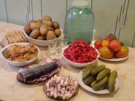 Про самогон почти все написал, а про брагу нет, хотя одна из основ хорошего самогона- правильная брага. Да и состав браги определяет будущий напиток.
Спирт можно выгнать из всего что под рукой, хоть из клея, хоть из зерна, хоть из яблок. А вот качественный ароматный самогон- изволь добыть хорошее сырье.
Пить "головы" я бы в принципе не стал- ничего хорошего в них нет.
"Хвостов" кстати можно чутка добавить в основное "тело". Для запаха и аромата.
Самогон лучше прогонять через фильтр типа "барьера" и после первого перегона и все "тело" при втором перегоне. Будет приятнее питься. 

Лично для себя понял. Ни одна магазинная водка, коньяк или вискарь не сравнится с действительно качественно сделанным самогоном.

Ваше здоровье!