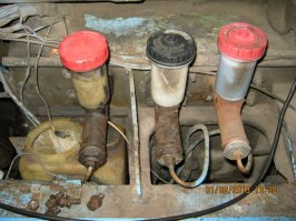 Все не так. Запретить требовали не доллар, а расчеты иностранной валютой внутри страны. Так это нормально. С Газелью хуже. Во первых, конечно, происки конкурентов. Во вторых реальное требование к автобусам для коммерческих перевозок иметь раздельную независимую тормозную систему. Это вовсе не новость, еще на самых первых моделях РАФа ставились два отдельных цилиндра, два вакуума и завод проектируя Газель про эти требования прекрасно знал, но не выполнил.