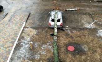 Ну и рядом закопана грампластинка с песнями Стаса Михайлова