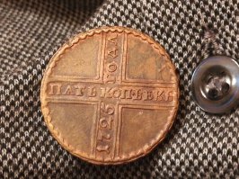 Вот, два года назад нашёл. На закрытии сезона как раз. Монета на фото после чистки. Последний год правления Петра первого.