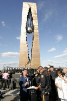 Церетели, между прочим, великий художник! 

Когда 11.09.2001 года в Нью-Йорке случились известные события, только он один смог подарить этому городу емкую и однозначную скульптуру, ознаменовавшую новую эпоху в жизни этого города! 

Воздвиг и прямо сказал:

Ну все, Нью-Йорк, 


Кизда тебе!