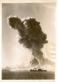 Катастрофа в порту.
Форт Стайкин. Копипаста с Википедии.
Взрыв парохода  Форт Стайкин  произошёл 14 апреля 1944 года в Бомбее из-за воспламенения боеприпасов, перевозимых кораблём. В результате взрыва погибло более 1000 человек.

 Форт Стайкин    одновинтовой пароход, работавший на угле, имел валовую вместимость 7142 регистровые тонны и чистую 4261 тонны, длину 132,3 метра, ширину 17,1 метра, максимальная скорость   11 узлов, соответствовал классу  100 А1 Регистра Ллойда. В первый рейс корабль вышел в мае 1942 года. 12 апреля 1944 года пароход встал на разгрузку у пирса   1 дока Виктория Бомбейского порта. На борту находился груз взрывчатых веществ общей массой более 1100 тонн (бомбы, детонаторы, снаряды, фальшфейеры, торпеды, мины, взрывчатка), 1233 тонны хлопка-сырца в 8737 кипах, девятьсот мешков серы массой 325 тонн, три тонны металлолома (42 динамо-машины, старые радиоприёмники), 37000 брёвен, 10958 бочонков со смазочным маслом, а также рыбные удобрения, сушёная рыба, сухофрукты (127 мешков), зерно, рис, семена, чрезвычайно огнеопасный самолётный лак и стальной ящик размерами 1,5*1,2*1,2 метра со 124 слитками золота размерами 38*8*4 сантиметра по 12,7 кг каждый общей стоимостью около 1 миллиона фунтов стерлингов.
 Форт Стайкин  был загружен с нарушением техники безопасности. Капитан Александр Джеймс Найсмит попытался выразить протест, но время было военное. По правилам, каждое судно должно было быть загружено по максимуму. И конечно, техника безопасности приносилась в жертву объёмам перевозок.

Утром 12 апреля Ф. С. отшвартовался в порту. Через сутки началась разгрузка. На борту был груз  особой срочности  (хлопок и взрывчатка), который надо было разгружать немедленно. Но к взрывчатке приступили лишь к полудню, хлопок же не трогали вообще. Кроме того, половина докеров занималась другими грузами, например, рыбными удобрениями и металлоломом.
Через сутки весь металлолом был выгружен, кроме одного куска весом в три тонны, для которого требовался кран. Кусок лежал на штабелях досок, а под ними были кипы хлопка. Хлопок, пожароопасный сам по себе, имеет ещё одно коварное свойство: при увлажнении он выделяет водород, и повышается температура.
14 апреля в 12:30 один из матросов с соседнего парохода  Иран  заметил струйку дыма из трюма   2  Форт Стайкина . В это же время дым увидели моряки с других судов. Через час дым заметил и помощник инспектора бомбейской пожарной команды Критчел. Однако они не стали никому сигнализировать, рассудив, что на Ф. С. работают люди, и если они не поднимают тревогу, значит, всё в порядке.
На самом Ф. С. долгое время ничего не замечали. Наконец, один из грузчиков увидел дым и доложил офицерам. Команда принялась тушить пожар своими силами, задействовав пожарные насосы. На берегу аварийная пожарная бригада запустила передвижную установку. Командир этой бригады был прекрасно осведомлён о характере груза и приказал своему помощнику передать в диспетчерскую т. н.  сообщение   2  (особо опасный пожар). Помощник, однако, до диспетчерской не дозвонился, а включил электрический пожарный колокол. По инструкции, звон этого колокола означал обычный пожар. В результате на Ф. С. отправились только две пожарные команды, в 14:16.
Они прибыли на место через восемь минут и занялись тушением.  Сообщение   2  всё же было отправлено, и скоро к Ф. С. подкатило ещё восемь пожарных расчётов. Они стали заливать трюмы водой. Чуть позже прибыло несколько пожарных судов. А вот крана, который мог бы поднять злополучный кусок металлолома и позволить людям тушить огонь более эффективно, так и не нашлось.
Потоки воды лились в трюмы, но, похоже, огонь только усиливался. Без нескольких минут три один из участков борта раскалился настолько, что на нём стала лопаться краска. Несомненно, там был очаг пожара. Если бы кусок борта был вырезан и на очаг направлены все помпы, возможно, катастрофы удалось бы избежать. Но неисправной оказалась сначала одна, потом вторая газорезательная установка.
На причалах собралась большая толпа зевак. И никому не пришло в голову предупредить окружающих серией коротких гудков или вывешенными сигнальными флагами об опасном грузе на Ф. С.
Пожар разгорался. Первые ящики со взрывчаткой загорелись в 15:40. В 15:50 капитан Найсмит приказал покинуть судно членам экипажа. В 16:06 прогремел взрыв. От взрыва образовалась приливная волна такой силы, что корабль  Джалампада  водоизмещением почти 4000 тонн оказался на крыше одного из складов, высота которого была 17 метров. Через 34 минуты прогремел второй взрыв.
Горящие кипы хлопка подожгли в радиусе девятисот метров от эпицентра всё: корабли, склады, пакгаузы, дома. Сильный ветер с моря гнал стену огня на город. Пожары удалось ликвидировать только через две недели.
На восстановление порта потребовалось около семи месяцев.

Официальная статистика объявила о 1376 погибших, в больницы поступило 2408 человек, 42 человека лишились конечностей. Тело капитана Найсмита не было найдено. Огнём было уничтожено 55 тысяч тонн зерна, тысячи тонн семян, масла, нефти; огромное количество военного имущества. Почти одна квадратная миля городских кварталов была уничтожена. Разорились шесть тысяч фирм, потеряло работу 50 тысяч человек. Погибло четыре крупных корабля, множество мелких; десятки автомобилей. Серьёзно пострадали корабли  Иран ,  Норе трейдер ,  Род эль Фараг ,  Эмпайр индус ,  Ченьон ,  Джалавиджайя ,  Кингьян ,  Барода ,  Форт Кревье ,  Грациоза . Потери понесла железнодорожная инфраструктура. Практически все слитки золота не были обнаружены.

Фото отсюда.