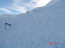 Я однажды видел, как вот оттуда сверху сыпалась девица. Это Красная поляна, там такого склона метров 500 и она его весь без остановки пролетела. Уклон больше 30-ти градусов. Я потом за ней следом ехал и амуницию подбирал:)...
