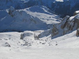 Да тут не трасса, а чёрт знает что - сплошной лёд и былыжники. Я бы туда даже с перепою не полез - элементарно лыжи жалко:).
Один раз, правда, меня тоже черти понесли вот сюда, но льда такого не было, да и камней тоже:)...