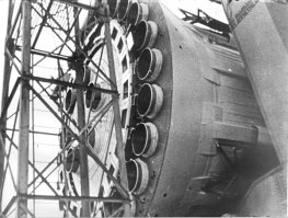 Если бы Челомей, лучший двигателист того времени, не упёрся бы в свою УР-700 с двигателями РД-270 на "вонючке", а сделал бы нормальные движки для Н-1...
НК-15 и НК-33 угробили советскую лунную программу и, мягко говоря, разногласия между Королёвским КБ и Челомеевской шарашкой.
Orbital Sciences Corporation тоже очень "благодарны" создателям НК-33 за взрыв ТНА на "Антаресе-130" 28 октября 2014-го, пол-века спустя аукнулось! 1 из 10 двигателей - по факту - брак!! На 2 года остановили запуски! Плюнули, закупили РД-181.
Королёв с калечными двигателями и будучи в полном здравии получил бы тот же результат, увы.