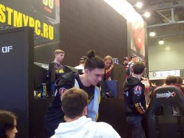 Для фанатов танков: на ИгроМире присутствовали Tornado Energy в полном составе - играли с посетителями прямо на стенде. В субботу дело было, а в воскресенье они возможно как раз поэтому проиграли Rush-у в wgl лиге, т.к. времени на подготовку было меньше. Фоточки заснял конечно не очень, но уж что есть. На второй фотке Near_you на переднем плане, а на заднем слева сверху Applewow стоит :)
