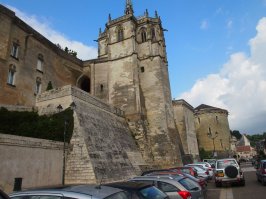 Амбруаз - вот это здорово. Во-первых, замок настоящий, серьёзный, не эти гостиницы и вертепы. Впечатлило, что внутри вполне по-настоящему камин топят. Дровишки, все дела...
Ну и - да Винчи там похоронен.