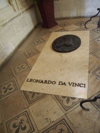 Амбруаз - вот это здорово. Во-первых, замок настоящий, серьёзный, не эти гостиницы и вертепы. Впечатлило, что внутри вполне по-настоящему камин топят. Дровишки, все дела...
Ну и - да Винчи там похоронен.