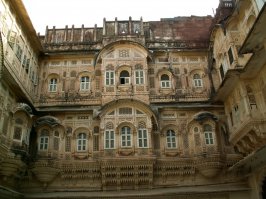 Это топ-10 европейских замков, а есть еще крепости с дворцами на азиатском континенте. Вот например форт Мехрангарх в индийском городе Джодхпур, так называемый Голубой город по цвету большинство домов. Внутри крепости изумительный дворец с тончайшей резьбой по камню снаружи и с роскошной отделкой внутри.