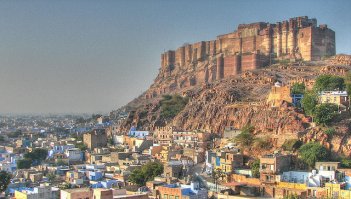 Это топ-10 европейских замков, а есть еще крепости с дворцами на азиатском континенте. Вот например форт Мехрангарх в индийском городе Джодхпур, так называемый Голубой город по цвету большинство домов. Внутри крепости изумительный дворец с тончайшей резьбой по камню снаружи и с роскошной отделкой внутри.