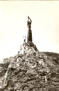 Так может сказать только бедный умом или не бывавший в Армении человек. А о. Севан-самое большое (и красивое) высокогорное озеро в мире? А красивая Араратская долина с ее церквями? А леса на границах республики? Да, многие леса пострадали во времена развала республики и ее блокады из-за отсутствия газа, но еще кое что осталось. Увы, мне нечем подтвердить свои слова, в постсоветское время не бывал в Армении, а в советское время прожил несколько лет там. Фотоаппарат не имел, а, если и попадал в руки чей - либо, то тогда, в целях экономии пленки (увы, цифры не было), снимали людей, а не природу.