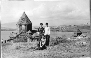 Так может сказать только бедный умом или не бывавший в Армении человек. А о. Севан-самое большое (и красивое) высокогорное озеро в мире? А красивая Араратская долина с ее церквями? А леса на границах республики? Да, многие леса пострадали во времена развала республики и ее блокады из-за отсутствия газа, но еще кое что осталось. Увы, мне нечем подтвердить свои слова, в постсоветское время не бывал в Армении, а в советское время прожил несколько лет там. Фотоаппарат не имел, а, если и попадал в руки чей - либо, то тогда, в целях экономии пленки (увы, цифры не было), снимали людей, а не природу.