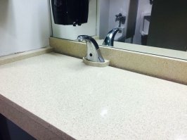 это и есть раковина. а стык со стеной где зеркало - там слив. есть вариант слива в бок (вторая картинка) 
прикольная, надо сказать, задумка.