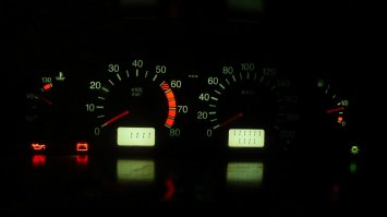 А это моя предыдущая машина, несколько дней возил с собой фотоаппарат, пробег караулил, как все единички стали, припарковался на обочине запечатлеть момент. Время на часах конечно же подправил... для красоты.)))