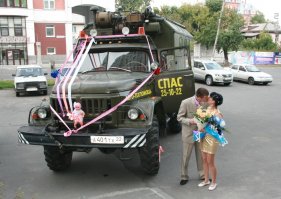 " Слышь  отец ! А  невесты в вашем  городе есть ?
 Так кому и кобыла  - невеста. "