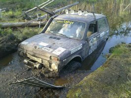 Тупым диванным минусаторам посвящаю вот такие фото. Это пятый день трофи-рейда Ладога. Там где прошли Спортяги, Джимники, Семидесятки, Самурайки я оторвал уже все , что можно. На финиш СУшки пришел сам, но дальше ехать, было уже не чему. Уверен, если бы Нивас делали в Японии, это был бы лучший легкий внедорожник.
На фото вода и в картере и в горшках. 25 мин реанимации возвратили три горшка к жизни.