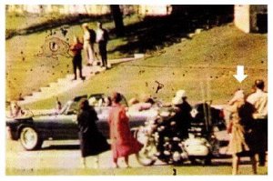 "Babushka Lady" реальная загадка. ФБР ищет ее следы до сих пор. Ее многие видели, она сняла убийство Кеннеди на камеру (во всяком случае так говорят свидетели ) , но эту запись и саму "Babushka Lady" так и не нашли. 
Это ее фотография с другого ракурса (она отмечена стрелкой).
Остальные 9 случаев - фигня.