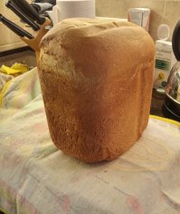 Да, это серый, не черный. 
Я и не писал, что он чисто ржаной - хотя и такой я тоже пеку. 
Из опыта лучшая пшеничная мука на рынке Москвы и области - из тех, что доступна - для меня оказалась именно та, что я указал. 

Тот, о котором вы говорите - заквасочный, на чисто ржаной муке, с ржаным солодом. Этот черный хлеб черный именно из-за заварки, приготовленной из ржаного ферментированного солода.  Дрожжи не используются, только живая закваска, которую вы можете легко вырастить дома или попросить/купить в каком-нибудь храме, монастыре. Заквасочный хлеб легко узнать: на изломе его поры не круглые, как у дрожжевого, а продолговатые. 

Но в ржаной муке нет  клейковины, он потому не такой пышный, сохраняет очень много влаги в мякише и оттого липкий. 
Ситуацию можно исправить, добавляя панифарин (глютен) или манку, или немного пшеничной муки. Ровно так и делали в деревнях - ни панифарина, ни глютена тогда не было)

Такому тесту нужно больше времени для расстойки - не всегда для этого подходят встроенные программы, где расстойка в начале программы час и перед выпечкой час. Тогда я дожидаюсь вымешивания теста, выключаю хлебопечь и жду увеличения объема теста в 2,5 раза.  Потом включаю режим выпечки и запускаю ее сразу в выпекание.

Вот что у меня получается в случае "Бородинского" и "обычного серого". 
"Бородинский" с добавкой панифарина для пышности - кроме клейковины и ферментов в нем ничего ужасного нет.