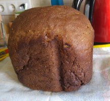 Да, это серый, не черный. 
Я и не писал, что он чисто ржаной - хотя и такой я тоже пеку. 
Из опыта лучшая пшеничная мука на рынке Москвы и области - из тех, что доступна - для меня оказалась именно та, что я указал. 

Тот, о котором вы говорите - заквасочный, на чисто ржаной муке, с ржаным солодом. Этот черный хлеб черный именно из-за заварки, приготовленной из ржаного ферментированного солода.  Дрожжи не используются, только живая закваска, которую вы можете легко вырастить дома или попросить/купить в каком-нибудь храме, монастыре. Заквасочный хлеб легко узнать: на изломе его поры не круглые, как у дрожжевого, а продолговатые. 

Но в ржаной муке нет  клейковины, он потому не такой пышный, сохраняет очень много влаги в мякише и оттого липкий. 
Ситуацию можно исправить, добавляя панифарин (глютен) или манку, или немного пшеничной муки. Ровно так и делали в деревнях - ни панифарина, ни глютена тогда не было)

Такому тесту нужно больше времени для расстойки - не всегда для этого подходят встроенные программы, где расстойка в начале программы час и перед выпечкой час. Тогда я дожидаюсь вымешивания теста, выключаю хлебопечь и жду увеличения объема теста в 2,5 раза.  Потом включаю режим выпечки и запускаю ее сразу в выпекание.

Вот что у меня получается в случае "Бородинского" и "обычного серого". 
"Бородинский" с добавкой панифарина для пышности - кроме клейковины и ферментов в нем ничего ужасного нет.