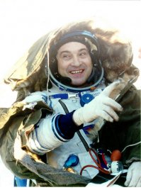 Чёт тут даже я не понял... На МКС (как и на любой околопланетной орбите) доза - 1 миллизиверт в сутки, в перелёте - 1.8 миллизиверта, т.к. нет массивного тела, экранирующего практически половину небесной сферы от космических лучей. Т.е. за 100 суток полёта к Марсу (с использованием схемы с BFR) будет получена доза, сравнимая с дозой обычной, я бы даже сказал - стандартной долговременной экспедиции на МКС - 180 суток с копейками.
Крикалёв с Падалкой те за 800 суток с гаком накатали - и как бы живы-здоровы, как и Поляков, одной экспедицией 437 суток проболтавшийся на Мире.
И не надо тут лепить магнитосферу сбоку-припёку, сколько раз повторять-то, что она только солнечный ветер собирает? Он даже наведенную радиацию на корпусе создать не сможет - слишком мало энергии. Разве что вспышка Х-класса плюётся высокими энергиями, и то - надо ещё умудриться влезть под достаточно узконаправленный поток заряженных частиц. В конце концов есть SOHO и STEREO, за пару суток до прихода выброса засекут все параметры вспышки, ещё и с разных углов! При мощных вспышках со времён "Салютов" пережидают в хорошо экранированных отсеках (переходные на Салютах, Мире и на "Звезде" были чуть ли не бронированные, там же дикие нагрузки от пристыкованных модулей или ТКС-ов!).
Так что и стоять будет, и уж тем более с причёской ничего не случится.