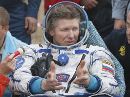 Чёт тут даже я не понял... На МКС (как и на любой околопланетной орбите) доза - 1 миллизиверт в сутки, в перелёте - 1.8 миллизиверта, т.к. нет массивного тела, экранирующего практически половину небесной сферы от космических лучей. Т.е. за 100 суток полёта к Марсу (с использованием схемы с BFR) будет получена доза, сравнимая с дозой обычной, я бы даже сказал - стандартной долговременной экспедиции на МКС - 180 суток с копейками.
Крикалёв с Падалкой те за 800 суток с гаком накатали - и как бы живы-здоровы, как и Поляков, одной экспедицией 437 суток проболтавшийся на Мире.
И не надо тут лепить магнитосферу сбоку-припёку, сколько раз повторять-то, что она только солнечный ветер собирает? Он даже наведенную радиацию на корпусе создать не сможет - слишком мало энергии. Разве что вспышка Х-класса плюётся высокими энергиями, и то - надо ещё умудриться влезть под достаточно узконаправленный поток заряженных частиц. В конце концов есть SOHO и STEREO, за пару суток до прихода выброса засекут все параметры вспышки, ещё и с разных углов! При мощных вспышках со времён "Салютов" пережидают в хорошо экранированных отсеках (переходные на Салютах, Мире и на "Звезде" были чуть ли не бронированные, там же дикие нагрузки от пристыкованных модулей или ТКС-ов!).
Так что и стоять будет, и уж тем более с причёской ничего не случится.