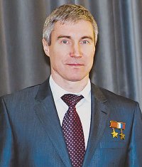 Чёт тут даже я не понял... На МКС (как и на любой околопланетной орбите) доза - 1 миллизиверт в сутки, в перелёте - 1.8 миллизиверта, т.к. нет массивного тела, экранирующего практически половину небесной сферы от космических лучей. Т.е. за 100 суток полёта к Марсу (с использованием схемы с BFR) будет получена доза, сравнимая с дозой обычной, я бы даже сказал - стандартной долговременной экспедиции на МКС - 180 суток с копейками.
Крикалёв с Падалкой те за 800 суток с гаком накатали - и как бы живы-здоровы, как и Поляков, одной экспедицией 437 суток проболтавшийся на Мире.
И не надо тут лепить магнитосферу сбоку-припёку, сколько раз повторять-то, что она только солнечный ветер собирает? Он даже наведенную радиацию на корпусе создать не сможет - слишком мало энергии. Разве что вспышка Х-класса плюётся высокими энергиями, и то - надо ещё умудриться влезть под достаточно узконаправленный поток заряженных частиц. В конце концов есть SOHO и STEREO, за пару суток до прихода выброса засекут все параметры вспышки, ещё и с разных углов! При мощных вспышках со времён "Салютов" пережидают в хорошо экранированных отсеках (переходные на Салютах, Мире и на "Звезде" были чуть ли не бронированные, там же дикие нагрузки от пристыкованных модулей или ТКС-ов!).
Так что и стоять будет, и уж тем более с причёской ничего не случится.