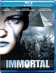 А как насчёт этого фильма?
Бессмертные: Война миров / Immortel (ad vitam) (2004)

"2095 год. Над трехуровневым Нью-Йорком парит пирамида бессмертных богов, зловещая корпорация  Евгеника  похищает людей для своих тайных экспериментов, а в мрачных закоулках рыщет серийный убийца, про которого известно лишь то, что он   нечеловек.
Здесь Джилл, загадочную женщину с синими волосами и синими слезами, ждет встреча с древним богом Гором, приговоренным другими богами к смерти. У него есть всего семь дней, чтобы найти человеческую оболочку и соблазнить Джилл, обладающую таинственным даром и способную спасти обреченное божество.
Единственный выбор Гора   тело замороженного 30 лет назад бунтаря Никопола, которому известны страшные тайны Нью-Йорка будущего "