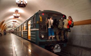 Пассажир метро в Нью-Йорке прокатился снаружи поезда