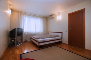 ахаха!!!      Вы не поверите. недавно искал квартиру в Москве.    та же самая история:  
скрины переписок прилагаю
Даже фото паспорта тоже самое !!!